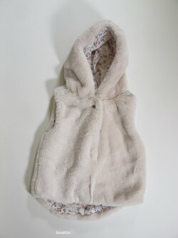 Vesta chlupatá pro holky světlá secondhand Vesta chlupatá pro holky světlá secondhand