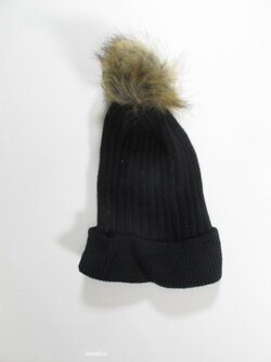 Zimní čepice pro holky s bambulkou secondhand Zimní čepice pro holky s bambulkou secondhand