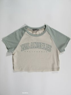 Triko pro holky smetanovo zelené crop secondhand Triko pro holky smetanovo zelené crop secondhand