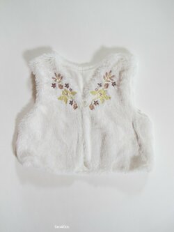 Vestička bílá chlupatá secondhnd Vestička bílá chlupatá secondhnd