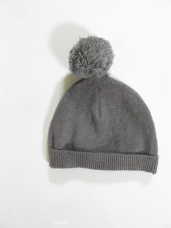 Šedá čepička s bambulí pro kluky secondhand Šedá čepička s bambulí pro kluky secondhand