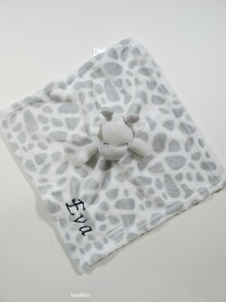 Bílo šedý usínáček s žirafou secondhand Bílo šedý usínáček s žirafou secondhand