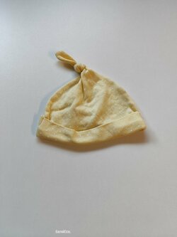 Žlutá čepička s puntíky pro holky secondhand Žlutá čepička s puntíky pro holky secondhand