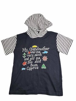 Tmavé triko s nápisem a kapucí pro kluky outlet Mylonas Tmavé triko s nápisem a kapucí pro kluky outlet Mylonas