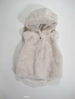 Chlupatá vestička pro holky secondhand Chlupatá vestička pro holky secondhand