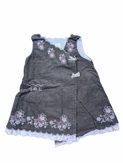 Světle šedé šaty s ozdobou pro holky secondhand Next Světle šedé šaty s ozdobou pro holky secondhand Next