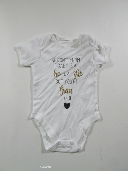 Bílé body s nápisy second hand