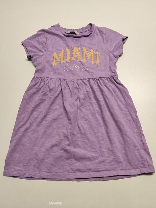 Fialové šaty s nápisem kr. rukáv secondhand