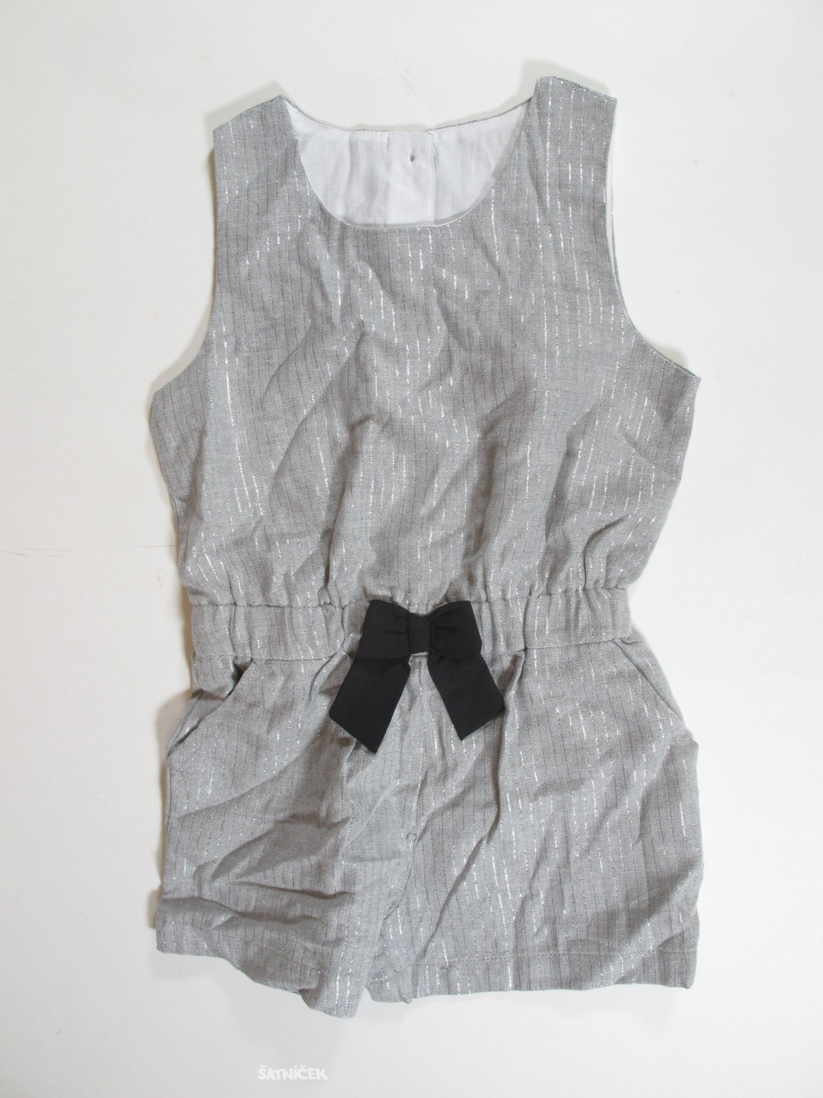 Letní overal pro holky šedo stříbrný secondhand