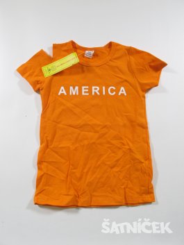Oranžové triko s nápisem outlet